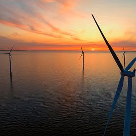 Éoliennes dans un parc éolien offshore au coucher du soleil sur Sjoerd van der Wal Photographie