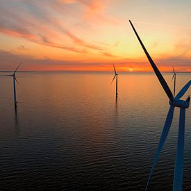 Windturbines in een offshore windpark tijdens zonsondergang van Sjoerd van der Wal Fotografie