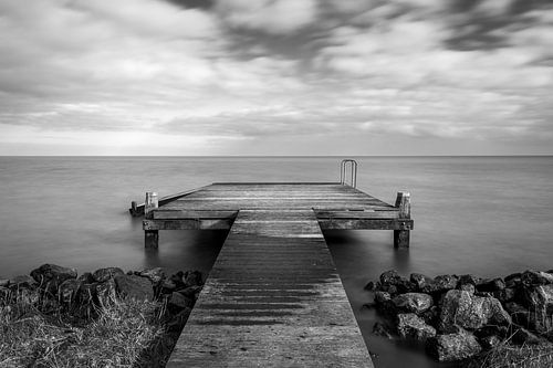 Steiger in volendam in zwartwit