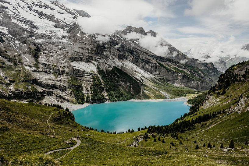 De Oeschinensee in Zwitserland, prachtig alpen meer! van Lieke Dekkers