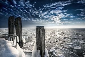 Eisschollen an der alten Seebrücke von Scharbeutz