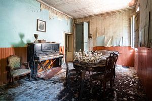 Piano in Abandoned Living Room. by Roman Robroek - Photos of Abandoned Buildings