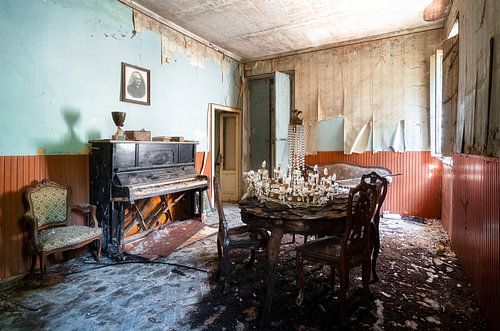 Piano dans un salon abandonné.