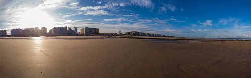 strand in herfstzonlicht