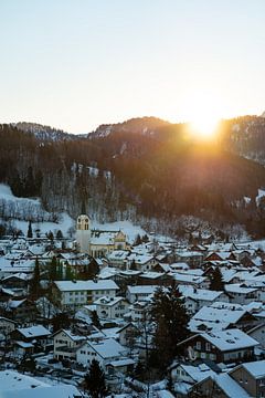 Winterlicher Blick zum Sonnenaufgang auf Oberstaufen von Leo Schindzielorz