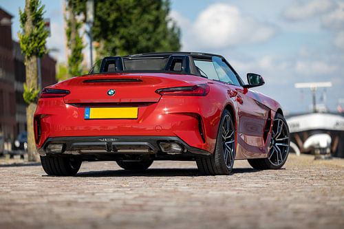 BMW Z4 op een kade in Rotterdam