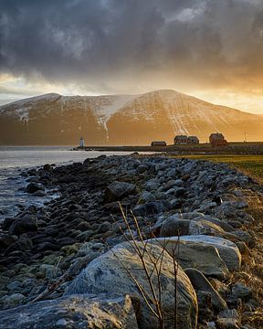 Gouden licht van de ondergaande zon boven de vuurtoren van Høgstein, Godøy, Noorwegen van qtx