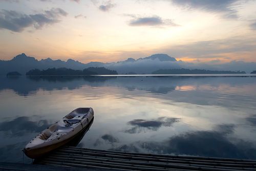 Sonnenaufgang über dem Cheow Lan See - Khao Sok