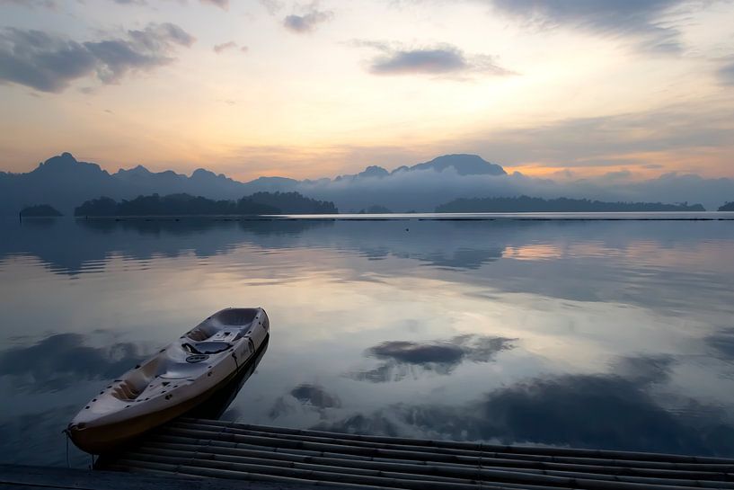 Zonsopkomst over Cheow Lan Meer - Khao Sok van Angelique Faber
