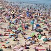 Druk strand van Scheveningen van Jan Kranendonk