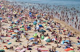 Druk strand van Scheveningen van Jan Kranendonk