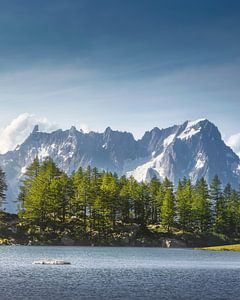Der Arpy-See und das Mont-Blanc-Massiv. Aostatal