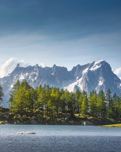 Het meer van Arpy en het Mont Blanc-massief. Valle d'Aosta