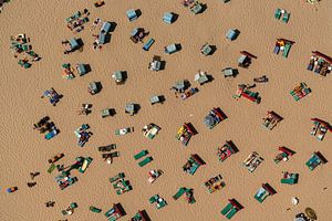 Luchtfoto mensen in strandstoel van aerovista luchtfotografie