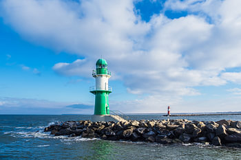 Mole und Molentürme an der Ostseeküste in Warnemünde