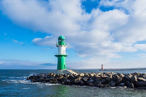 Pier en piertorens aan de Oostzeekust in Warnemünde