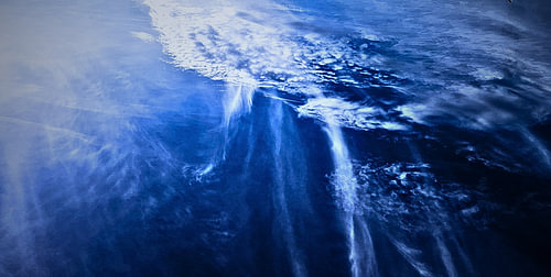 Cascade de Minuit – • Abstraktes Kunstwerk im Hotel-Chic-Stil mit Indigo und Lichtstreifen