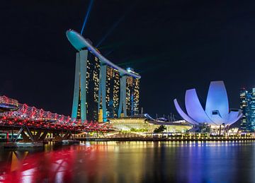 Marina Bay Singapore at night van Ilya Korzelius