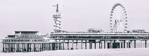 Scheveningse Pier met de Bungy toren en het reuzenrad (panoramafoto)