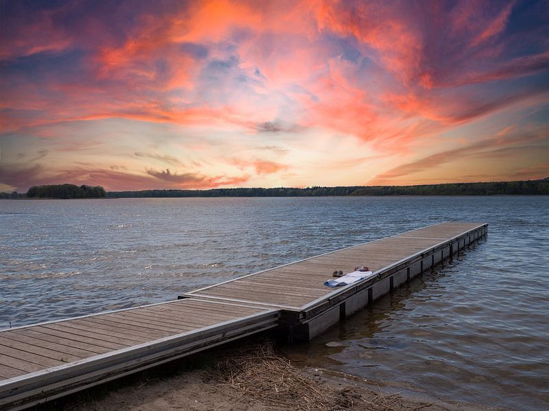 Coucher de soleil sur la jetée de la région des lacs du Mecklembourg par Animaflora PicsStock