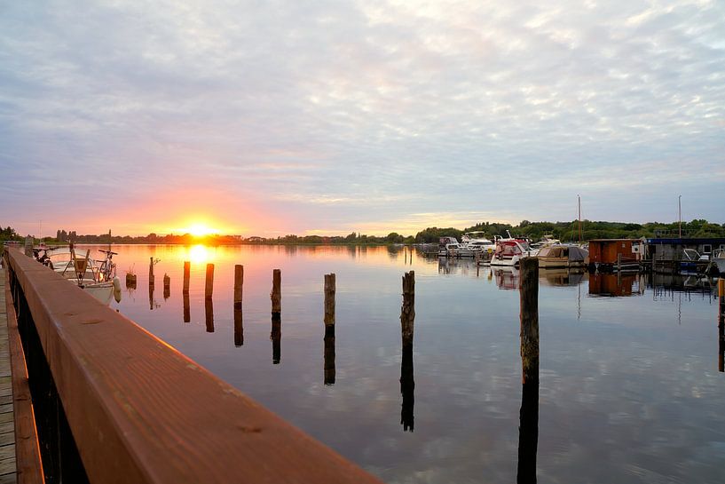 Sonnenuntergang im Hafen des Ortes Töplitz am Fluss Havel von Heiko Kueverling