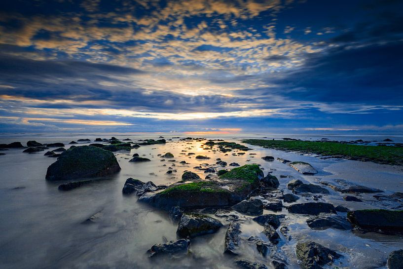 Sonnenuntergang entlang der Nordsee mit einem typischen Wellenbrecher im Vordergrund von gaps photography