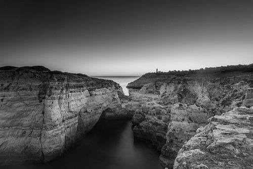 Zonsondergang aan de Algarve in Portugal in zwart-wit.