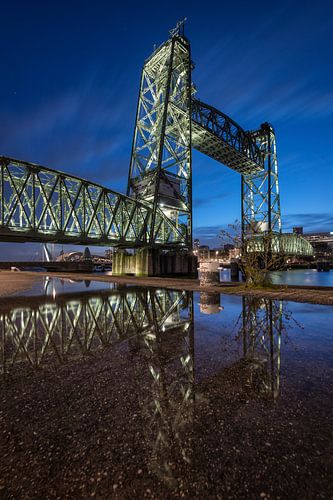 Reflecties in Rotterdam, spoorbrug De Hef in avondlicht
