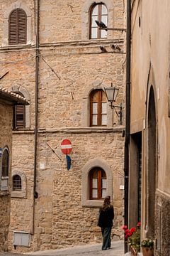 Looking in Cortona by Peter Hendriks