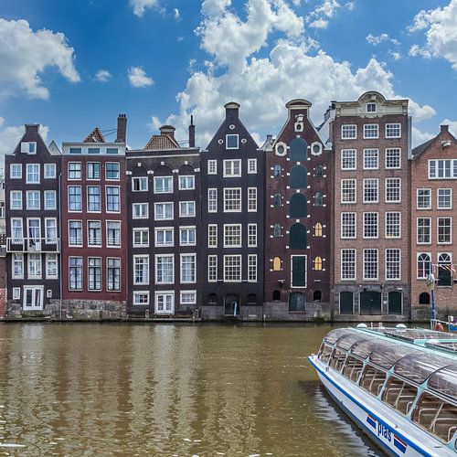 AMSTERDAM Damrak met dansende huizen