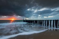 Hollandse wolkenlucht en typische golfbreker van houten palen langs de Zeeuwse kust van gaps photography thumbnail