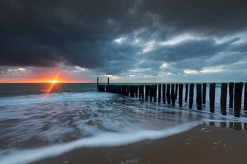 Holländische Wolken und typische Wellenbrecher von Holzpfählen entlang der Küste von Zeeland von gaps photography