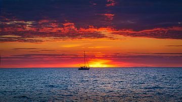 Zonsondergang met zeilboot