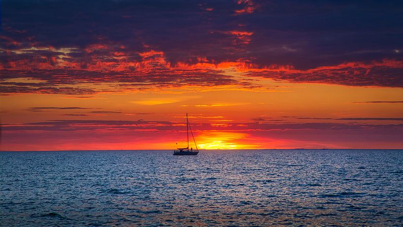 Sonnenuntergang mit Segelboot von Hilda Weges