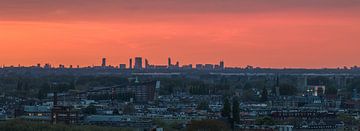 De skyline van Den Haag tijdens zonsondergang