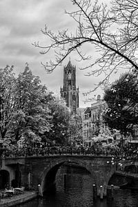 De Dom en de Oudegracht in de herfst (zwart-wit) van André Blom Fotografie Utrecht