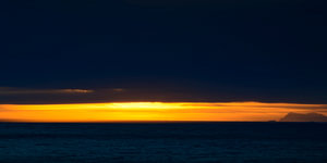 Blick auf den Sonnenuntergang auf den Lofoten in Nordnorwegen