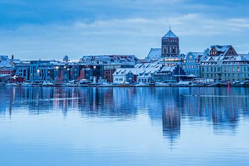 Uitzicht over de Warnow naar Rostock in de winter van Rico Ködder
