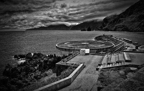De helihaven van Porto Moniz (zwart wit)