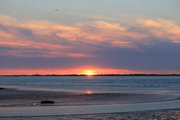 prachtige zonsondergang aan zee op een warme zomerdag van Angelique Nijssen
