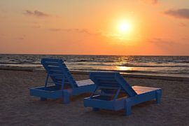 Sonnenuntergang am Strand und blaue Stühle von My Footprints