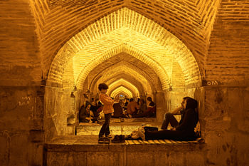Unter den Gewölben der Khaju-Brücke