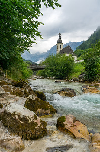 Dorfkirche in Ramsau mit Gebirgsbach in den Berchtesgadener Alpen, Bayern, Deutschland Vertikal von Animaflora PicsStock