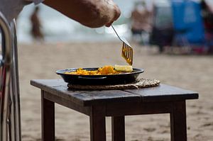 Manger de la paella sur la plage sur Natasja Claessens
