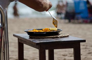 Paella eten op het strand van Natasja Claessens