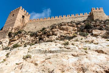 Mur avec tours de la forteresse Alcazaba à Almeria, Andalousie, Espagne sur WorldWidePhotoWeb