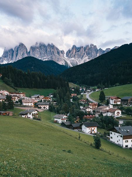 Chute de montagne avec des pics enneigés en arrière-plan dans les Dolomites italiennes par Michiel Dros