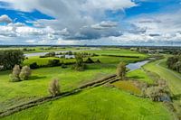 IJssel-Landschaft mit Wolken darüber