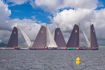 Skutsjezeilwedstrijden Friesland tijdens de Sneekweek.