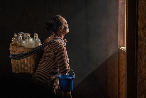 Javanische Frau verkauft traditionelle Kräutergetränke